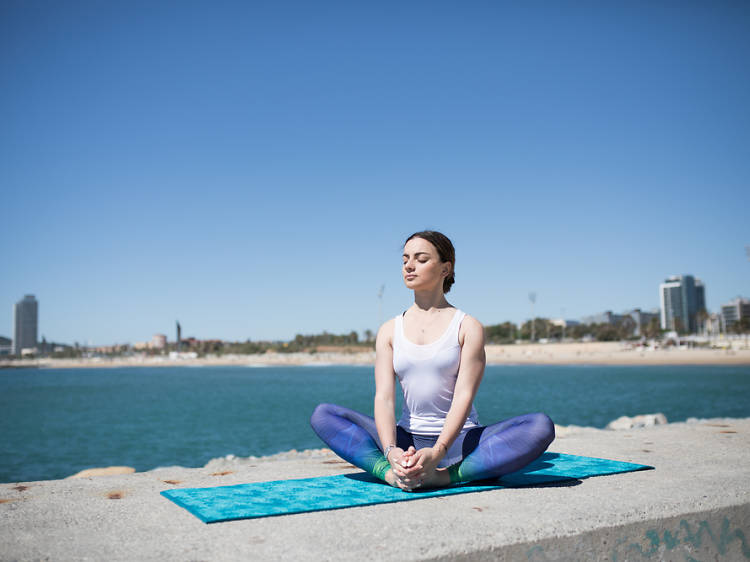 centros de yoga en barcelona descubre los 10 mejores