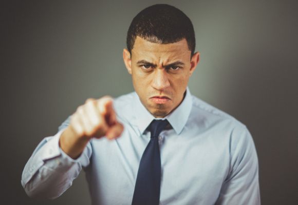 como tratar a personas autoritarias claves y estrategias