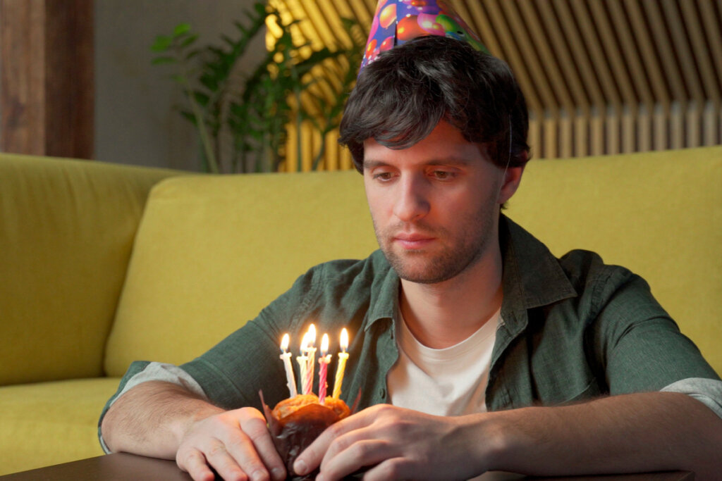 Cumpleaños TRISTES: Por qué SIENTO MELANCOLÍA en mi CUMPLE 2 cumpleanos tristes por que siento melancolia en mi cumple