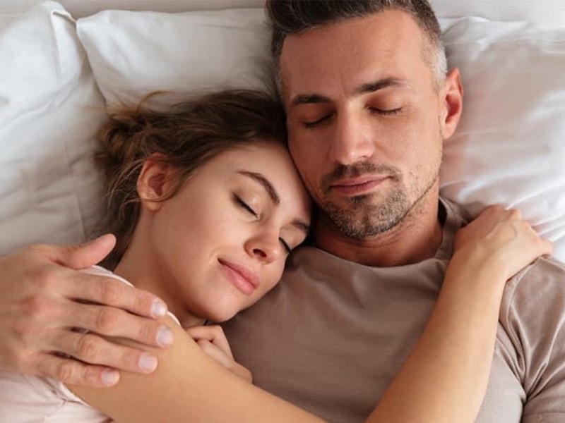 Dormir en PAREJA: Beneficios SANOS para tu DESCANSO 2 dormir en pareja beneficios sanos para tu descanso