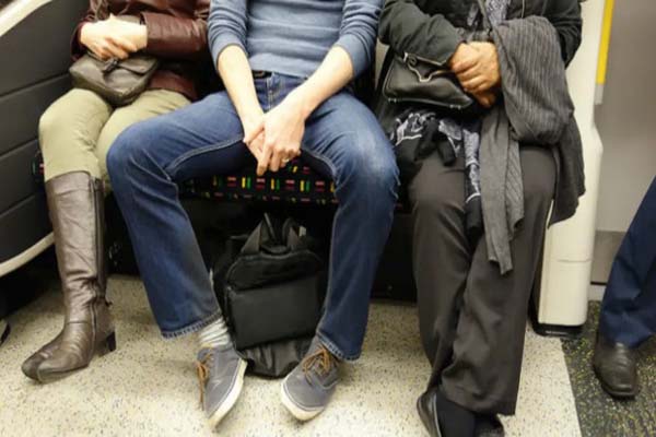 Man Spreading: Por Qué el Espacio al Sentarse Es Esencial 2 man spreading por que el espacio al sentarse es esencial