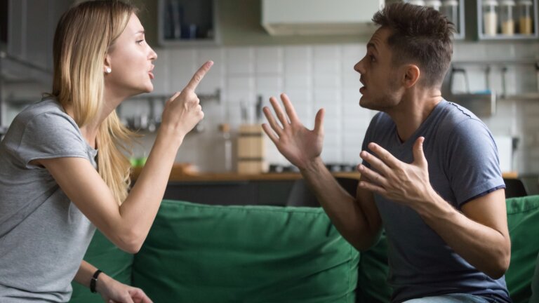 Parejas que DISCUTEN MUCHO: CLAVES para MEJORAR la RELACIÓN 2 parejas que discuten mucho claves para mejorar la relacion