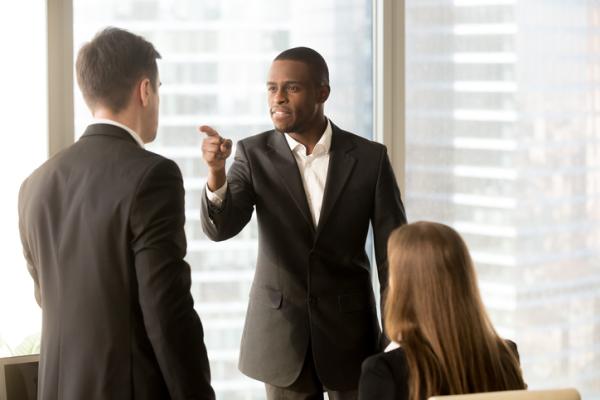 Si mi jefe me IGNORA, es ACOSO LABORAL Descubre qué hacer