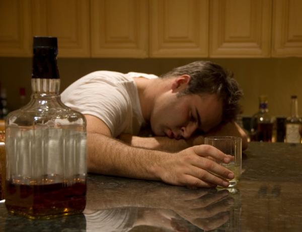 Síntomas de un ALCOHÓLICO: Descubre lo que DEBES conocer 2 sintomas de un alcoholico descubre lo que debes conocer