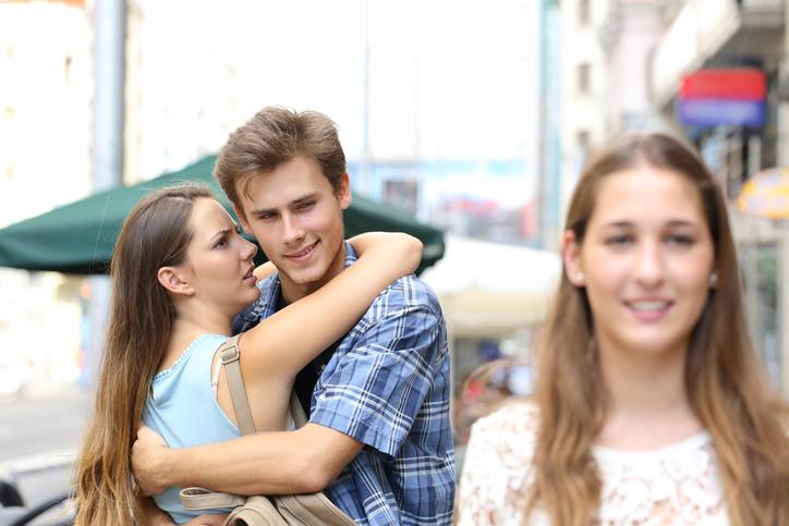 un hombre enamorado realmente no mira a otras mujeres
